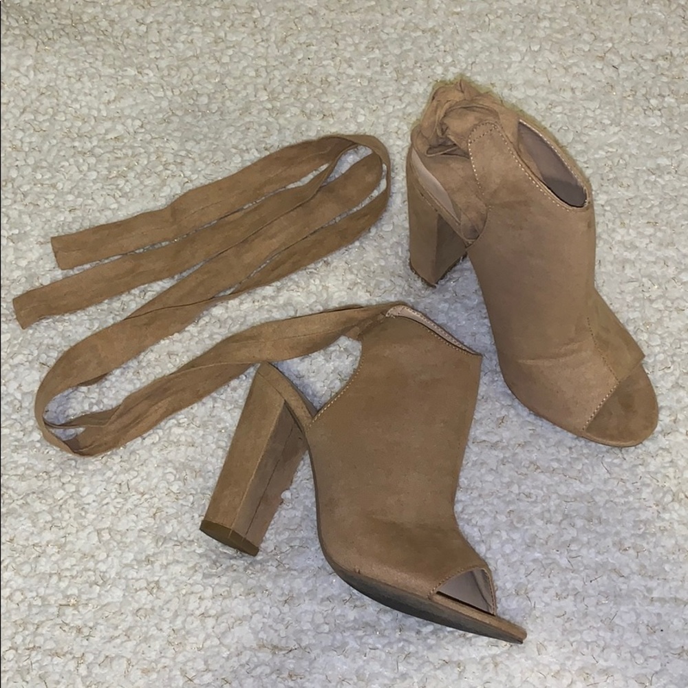 Tan heels - Picture 3 of 3